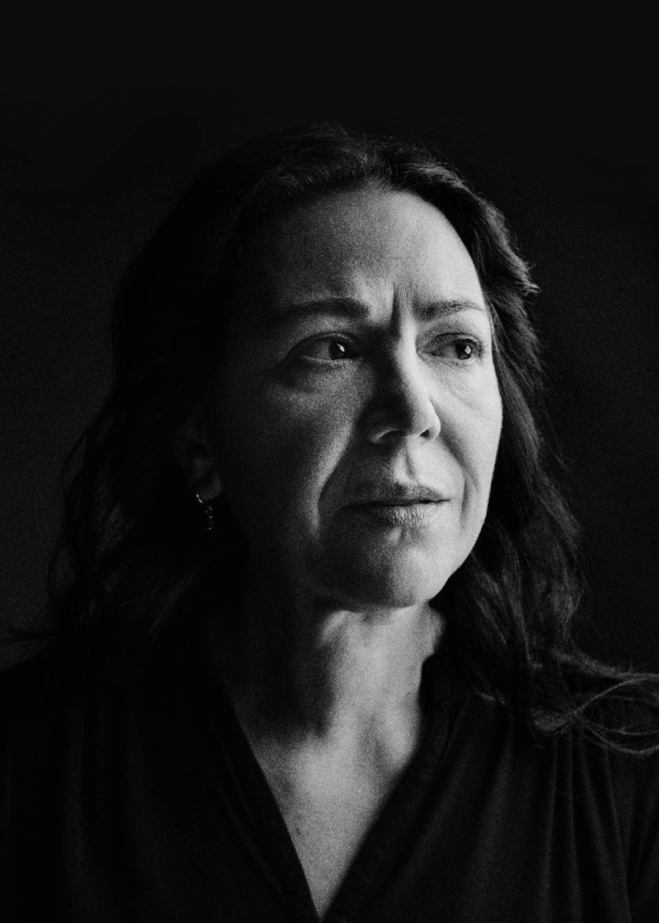 Femmes regardant à gauche