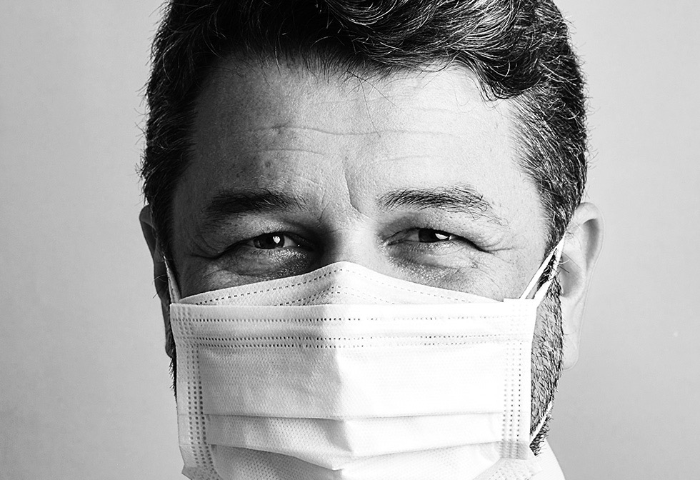 Mens met een masker