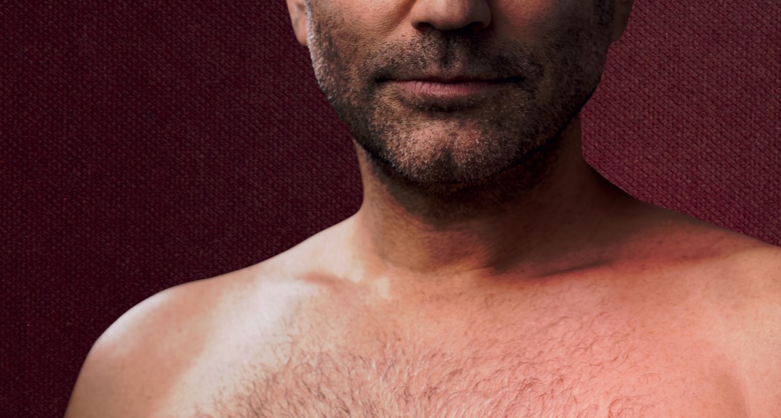 Close-up foto van een man met een baard zonder shirt